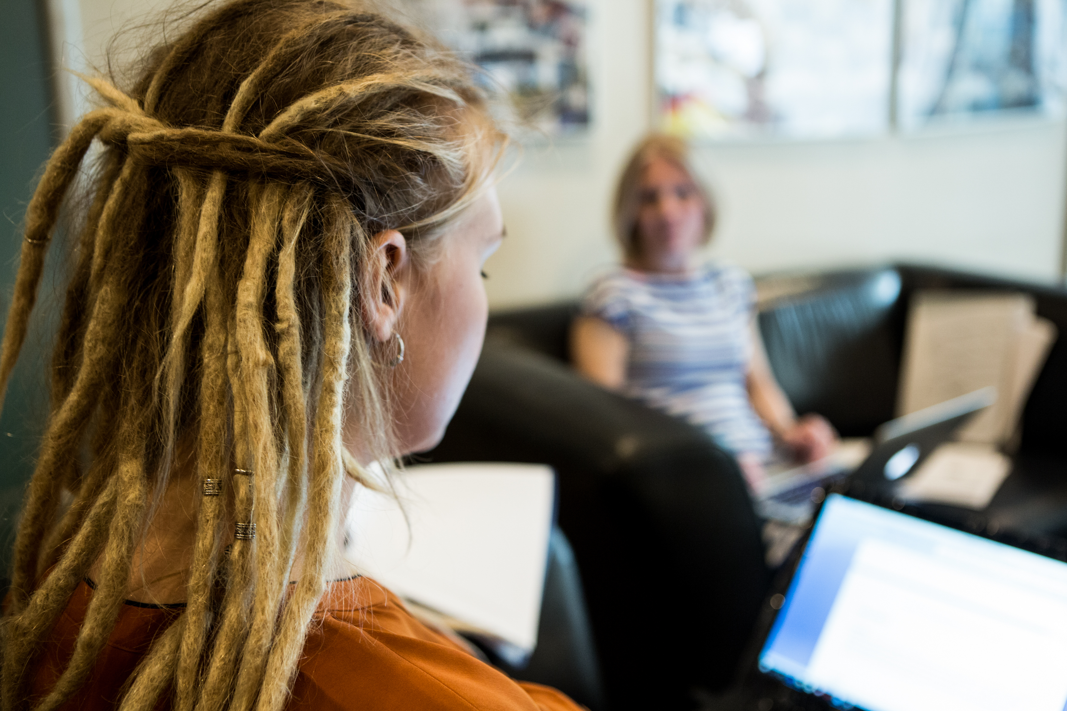 Elever arbejder på computerne