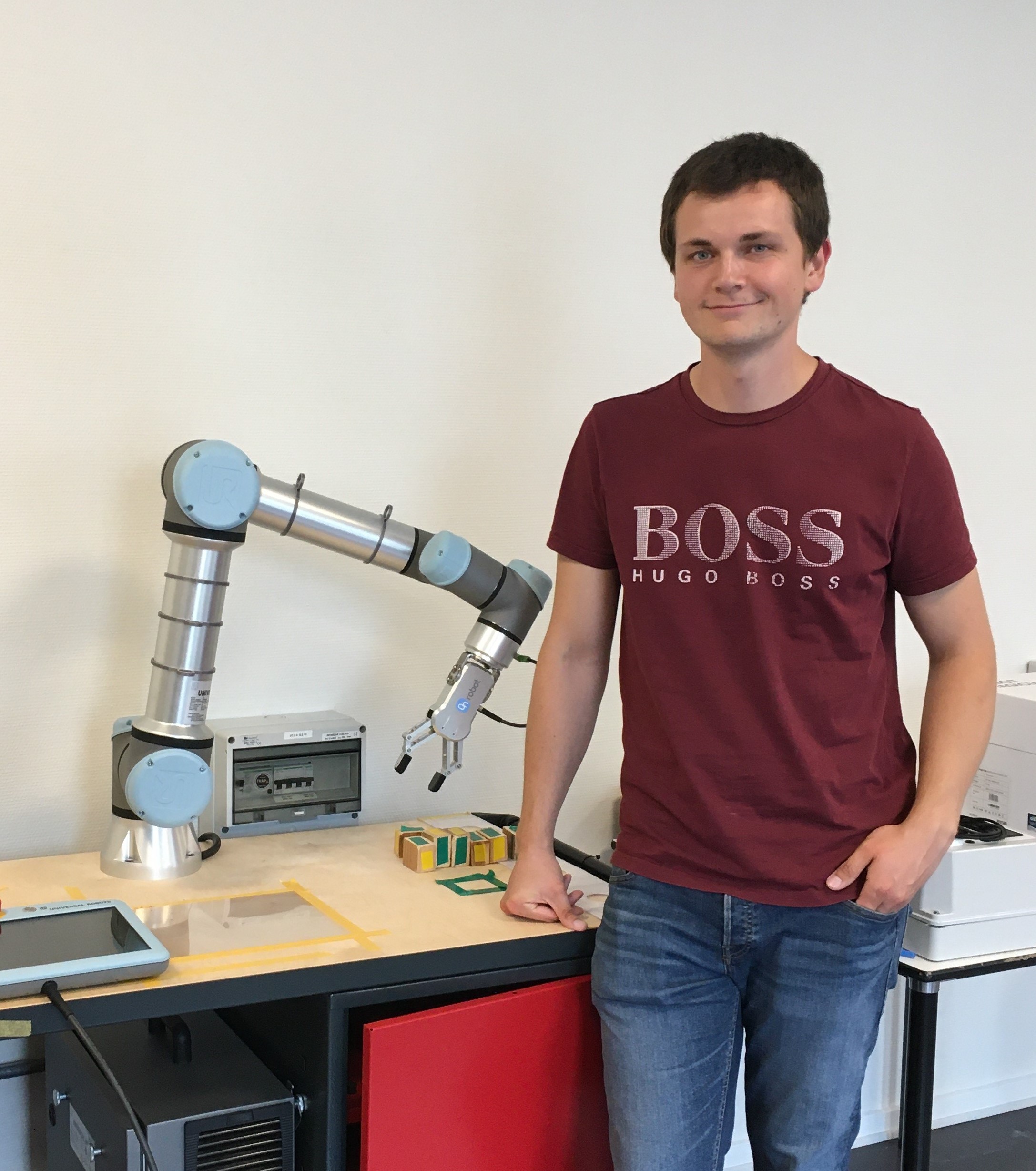 Automationsteknolog fremviser robotarm