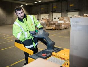 Lagermedarbejder i arbejde hos Carlsberg