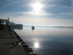 Fredericia havn og solen giver genskær i havnen