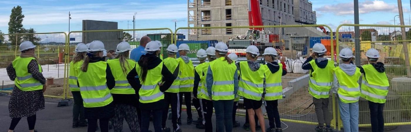 Bøgeskov skolen på byggeplads med hjelme og sikkerhedsko