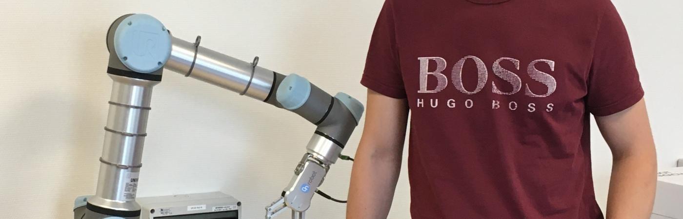 Automationsteknolog fremviser robotarm