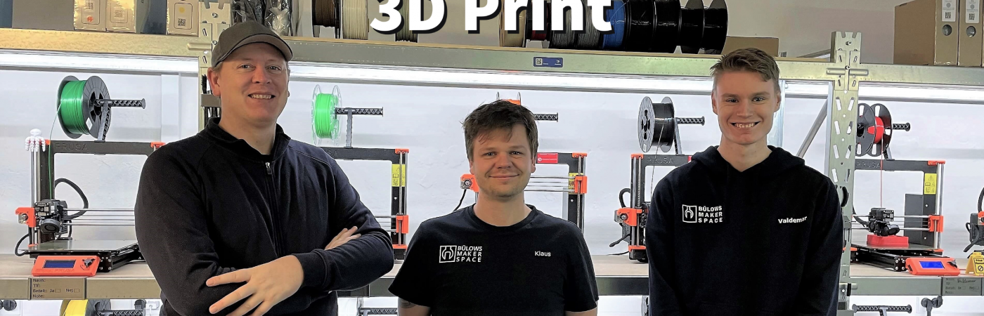 Teknologimedarbejdere foran 3D Printere i Makerspace